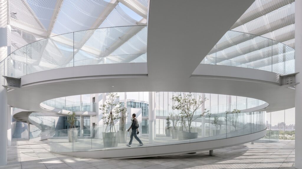 照片中建築為台中最新文化地標〈綠美圖〉