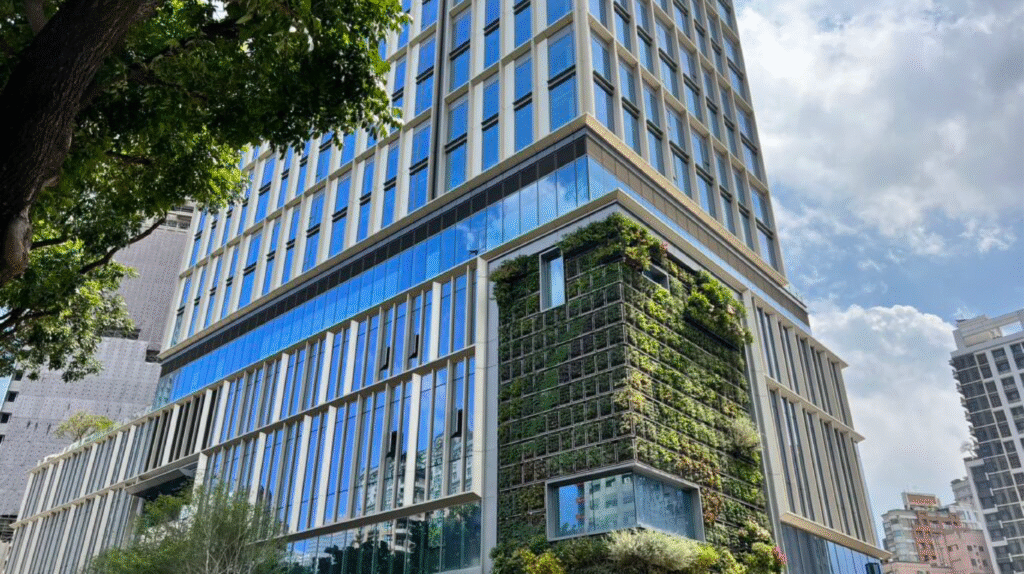 圖中建築群落為台中大型複合式開發案〈勤美之森〉